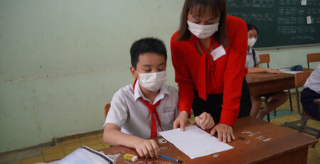 co-giao-huong-dan-hoc-sinh-dien-thong-tin