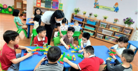 Học sinh tiền tiểu học cùng nhau chơi các trò chơi mô hình