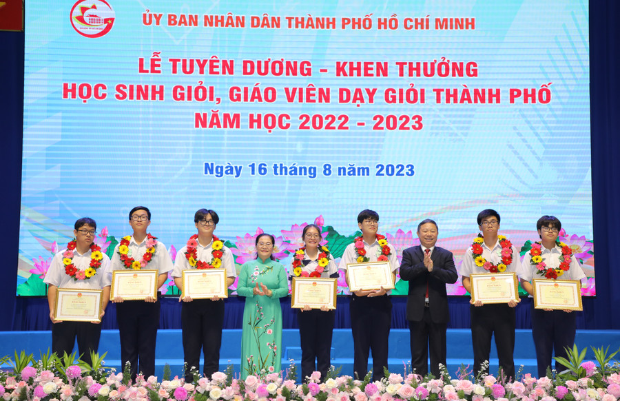 Các bạn học sinh giỏi, xuất sắc đạt thành tích cao khi tham gia kì thi hsg của thành phố