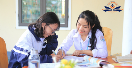 Học sinh gương mẫu giúp đỡ bạn cùng lớp học tập