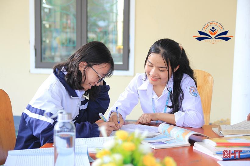 Học sinh gương mẫu giúp đỡ bạn cùng lớp học tập