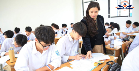 Các bạn học sinh tích cực trong kì thi tốt nghiệp tú tài