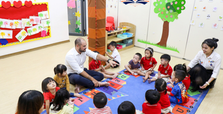 Các bé được học với thầy bản ngữ khi học chương trình song ngữ