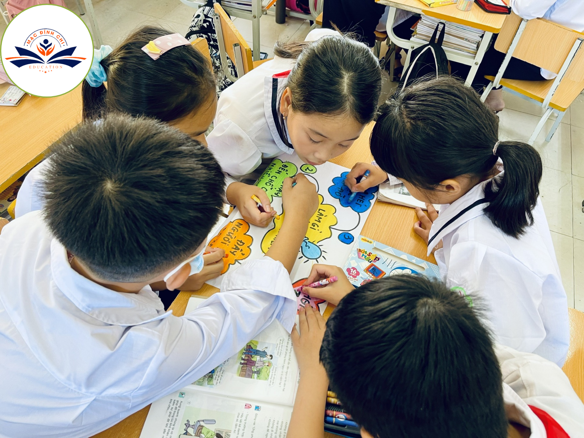 Các bạn học sinh tích cực tham gia hoạt động nhóm cùng nhau