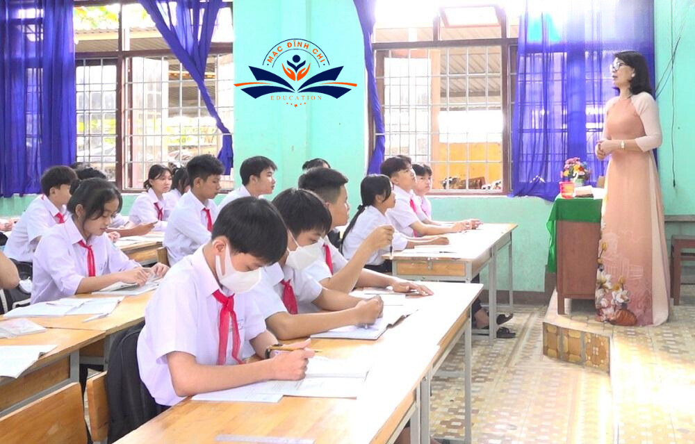 Các bạn học sinh tích cực ôn tập trước kì thi quan trọng
