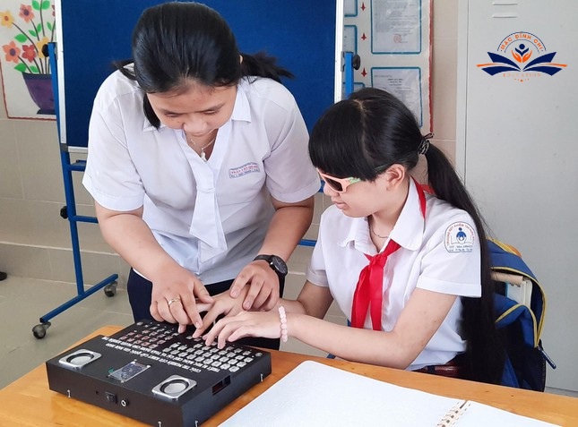 Thiết bị học dành cho các trẻ em khiếm thi 