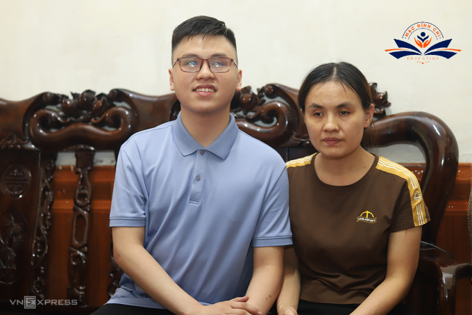 Khánh và mẹ ngồi cùng nhau