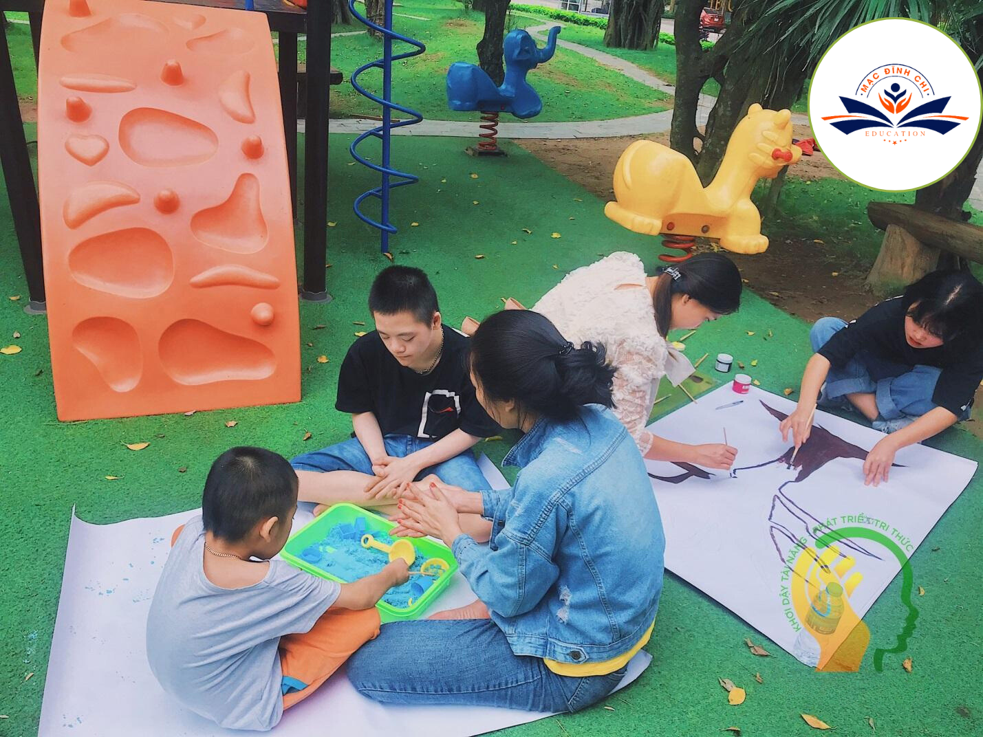 Các bạn học sinh được chơi các hoạt động ngoại khoá