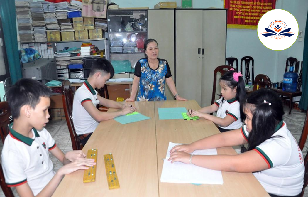 Các bạn học sinh khiếm thị đang học cùng nhau