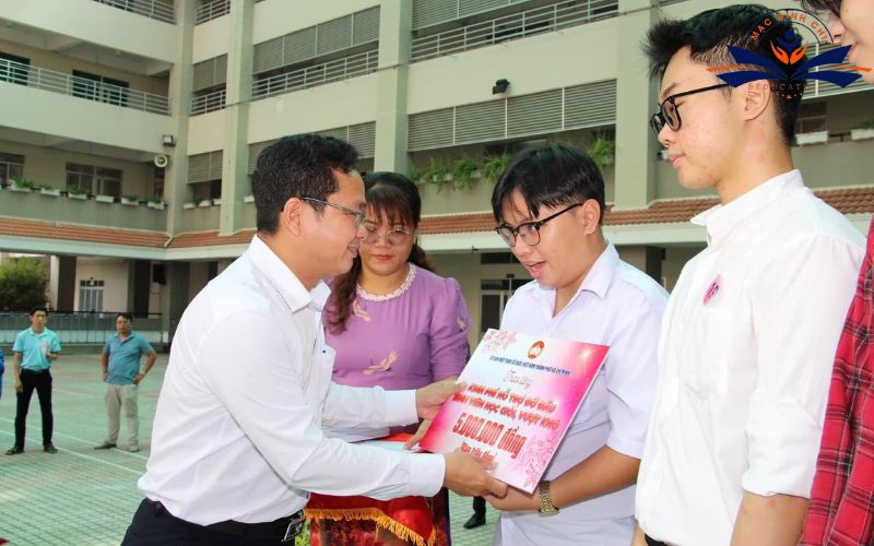 Học sinh nghèo học giỏi