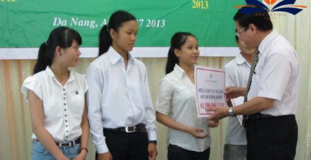 Học sinh nghèo học giỏi