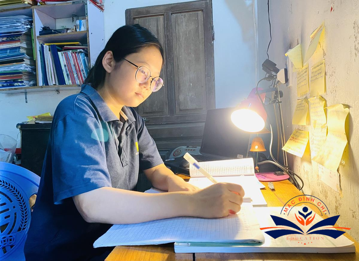Mỗi ngày trôi qua, các bạn nhỏ vẫn đang cố gắng miệt mài học tập
