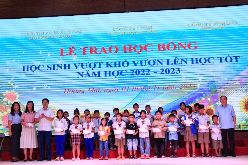 Lễ trao học bổng nghèo cho học sinh nghèo vượt khó