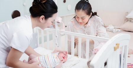 Quan sát bảo mẫu trong quá trình chăm sóc con