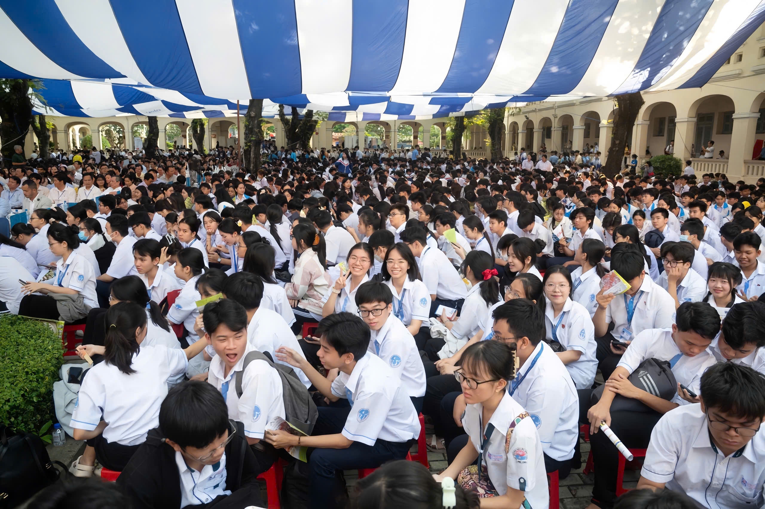 ôn thi vào trường chuyên Lê Hồng Phong 